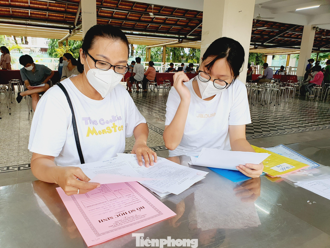 Phụ huynh, học sinh chuẩn bị hồ sơ để nhập học Phụ huynh, học sinh chuẩn bị hồ sơ để nhập học