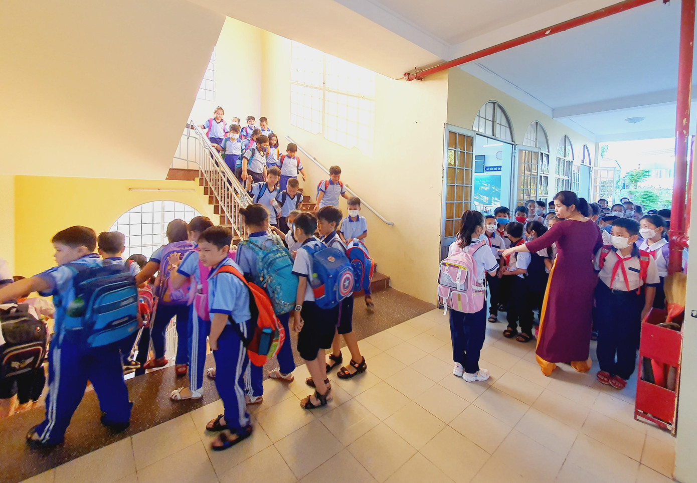 Học sinh đông đúc làm cho nhiều trường bị quá tải nhà vệ sinh Học sinh đông đúc làm cho nhiều trường bị quá tải nhà vệ sinh