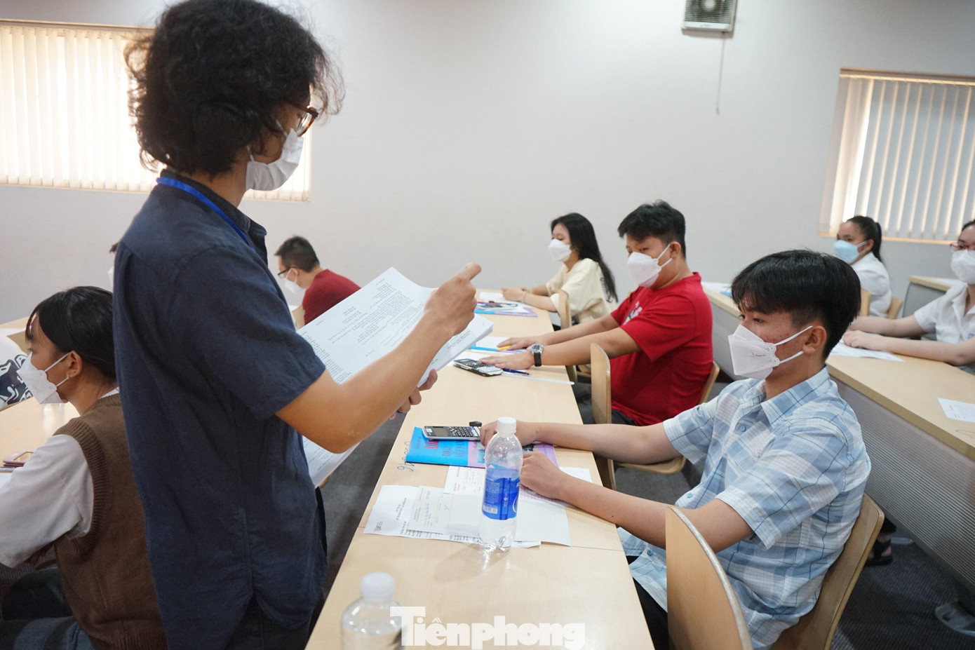 ... và phát đề thi ... và phát đề thi