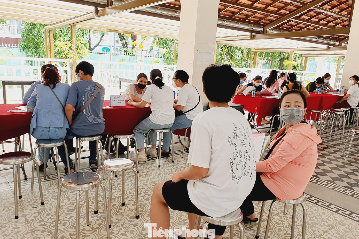 Phụ huynh, học sinh ngồi chờ giáo viên tư vấn môn học Phụ huynh, học sinh ngồi chờ giáo viên tư vấn môn học