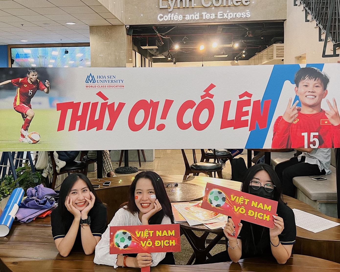 Sinh viên Trường Đại học Hoa Sen cổ vũ Bích Thùy