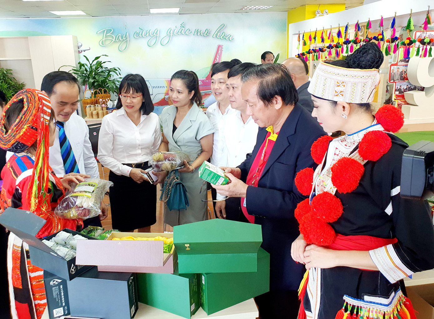 Đại biểu tham quan hàng trưng bày các sản phẩm OCOP của tỉnh Tuyên Quang tại hội nghị.