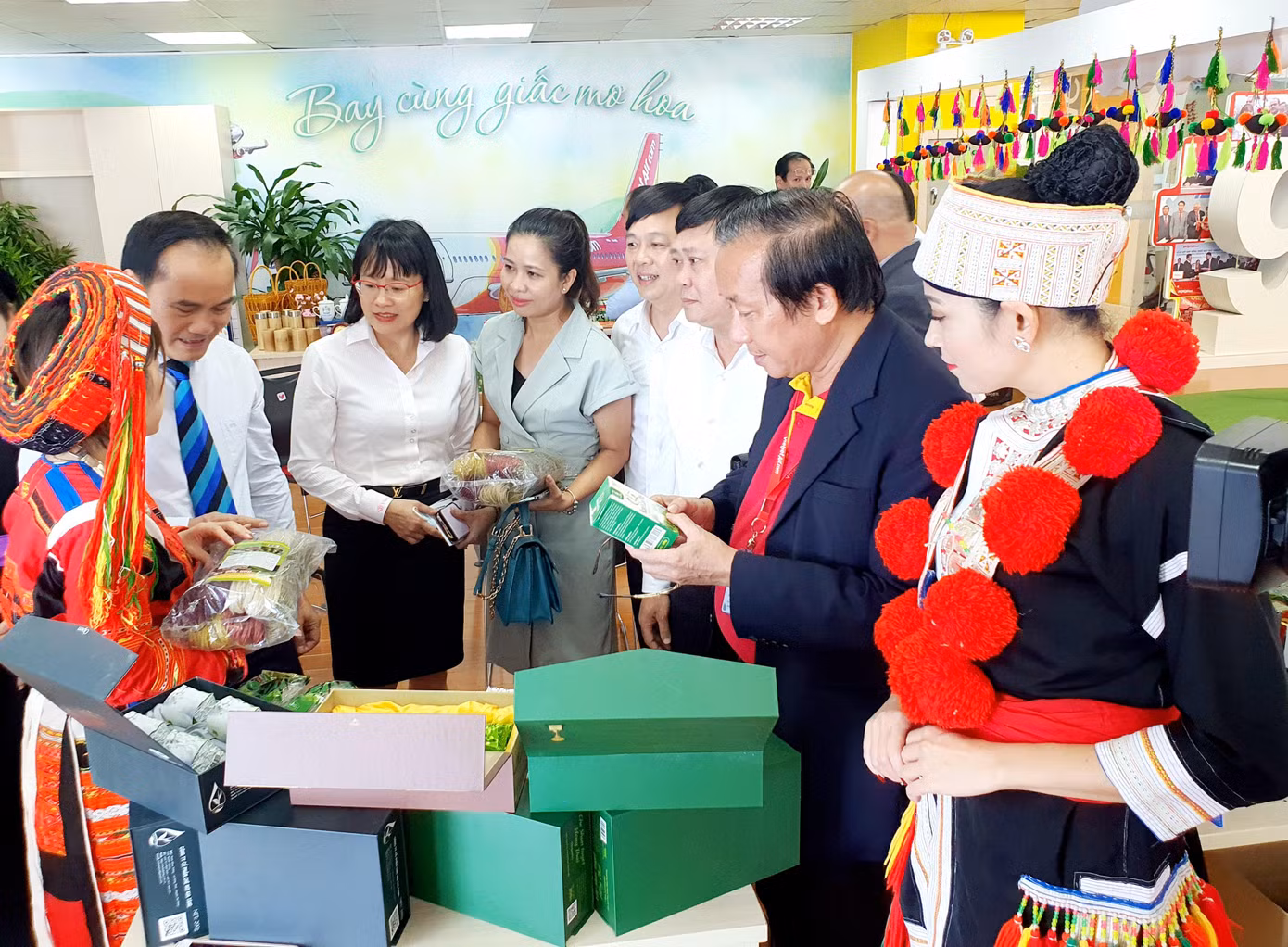 Đại biểu tham quan hàng trưng bày các sản phẩm OCOP của tỉnh Tuyên Quang tại hội nghị.