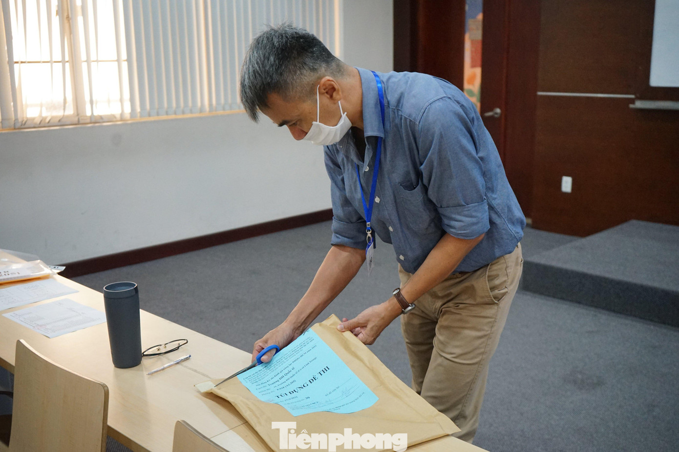 Giám thị khui bài thi... Giám thị khui bài thi...