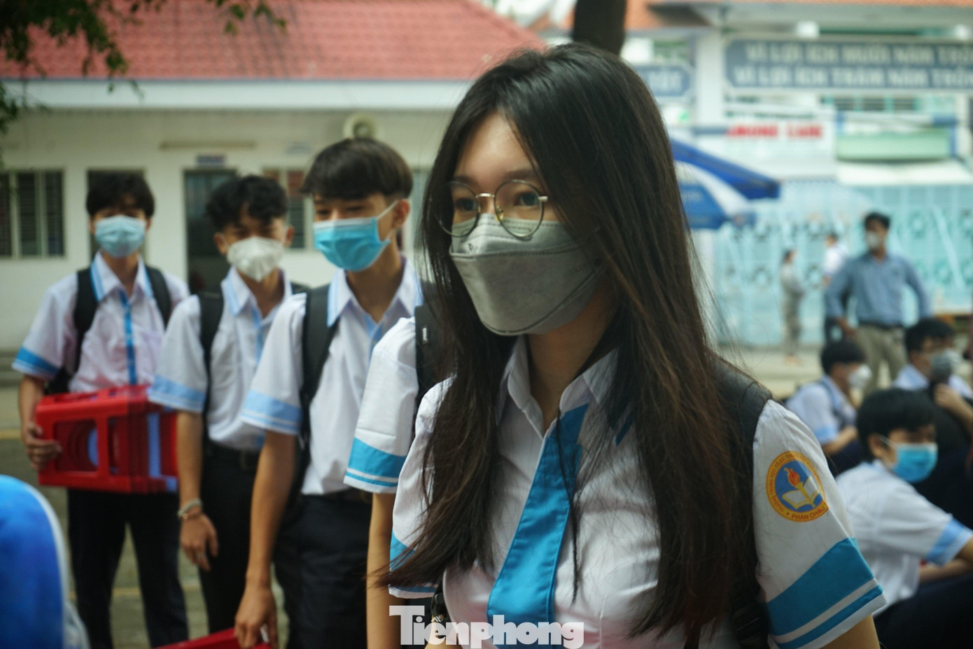 Học sinh một trường ở quận Bình Tân đi học hôm qua 4/1 Học sinh một trường ở quận Bình Tân đi học hôm qua 4/1