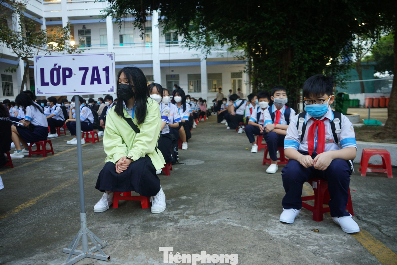 Học sinh trung học TPHCM trong ngày đầu tiên trở lại trường sáng ngày 4/1 Học sinh trung học TPHCM trong ngày đầu tiên trở lại trường sáng ngày 4/1