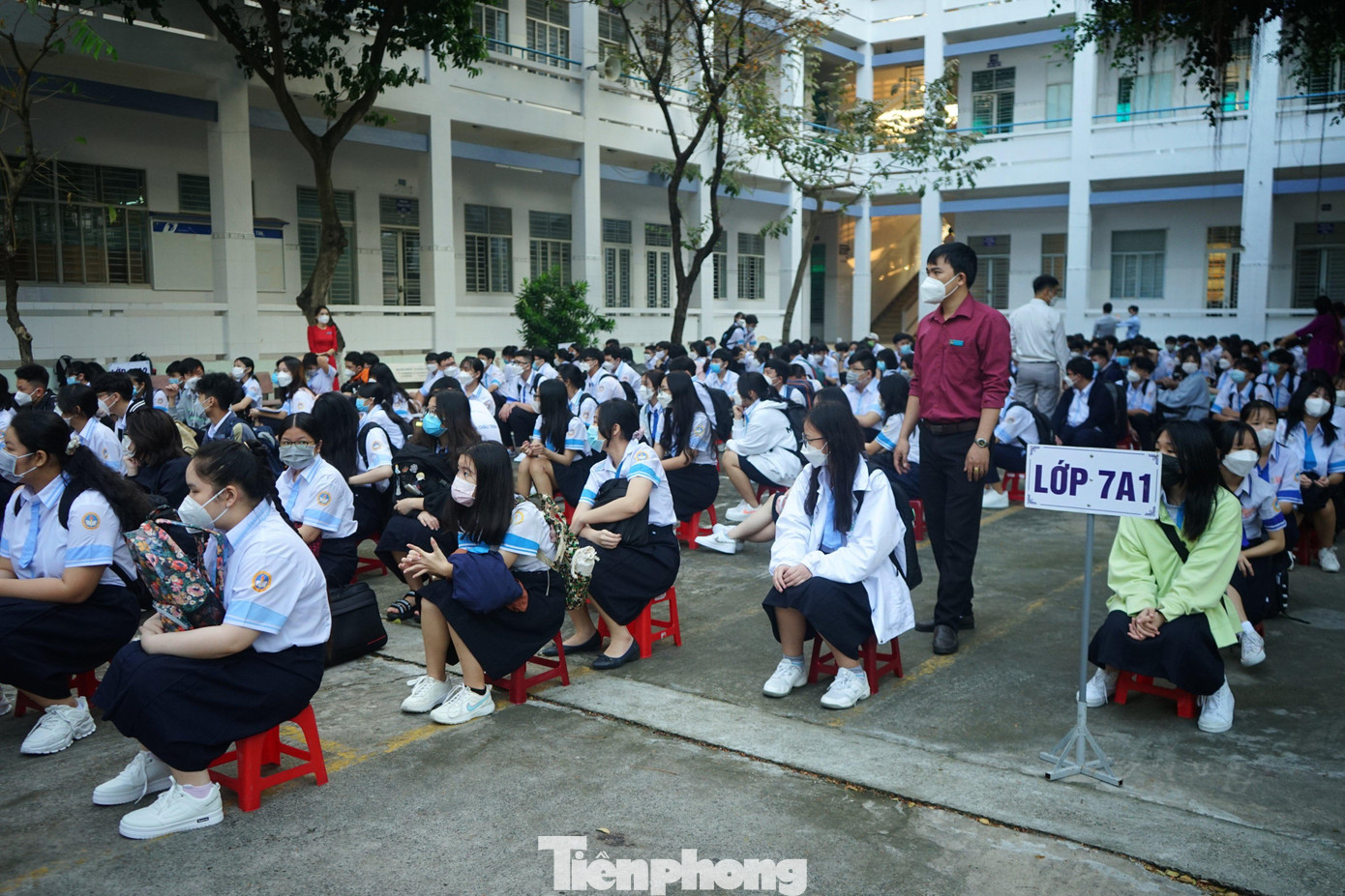 Các em học sinh được bố trí ngồi giãn cách, nghe hướng dẫn phòng dịch trước khi lên lớp