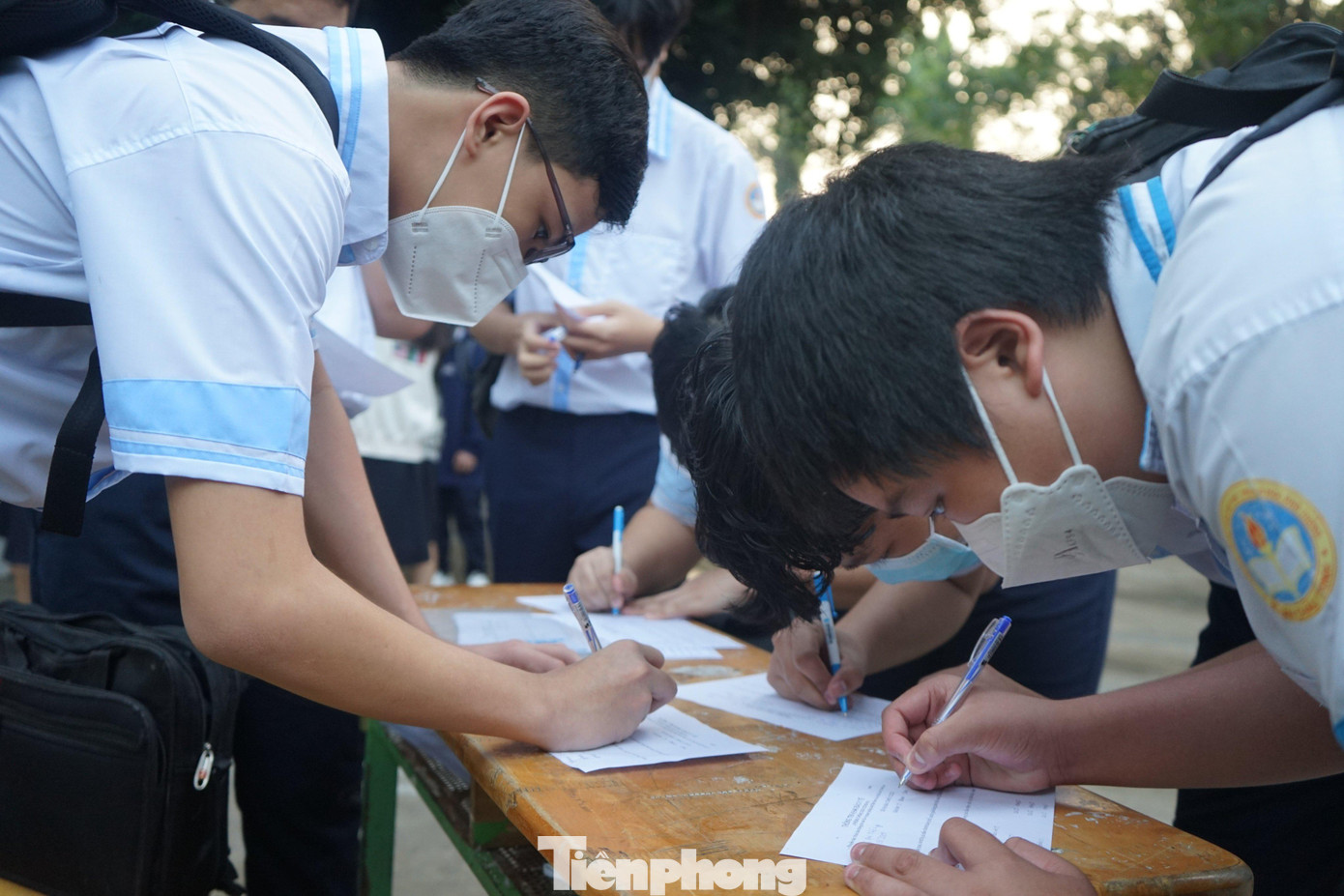 Học sinh khai báo y tế bằng điện thoại hoặc bằng giấy khi trở lại trường