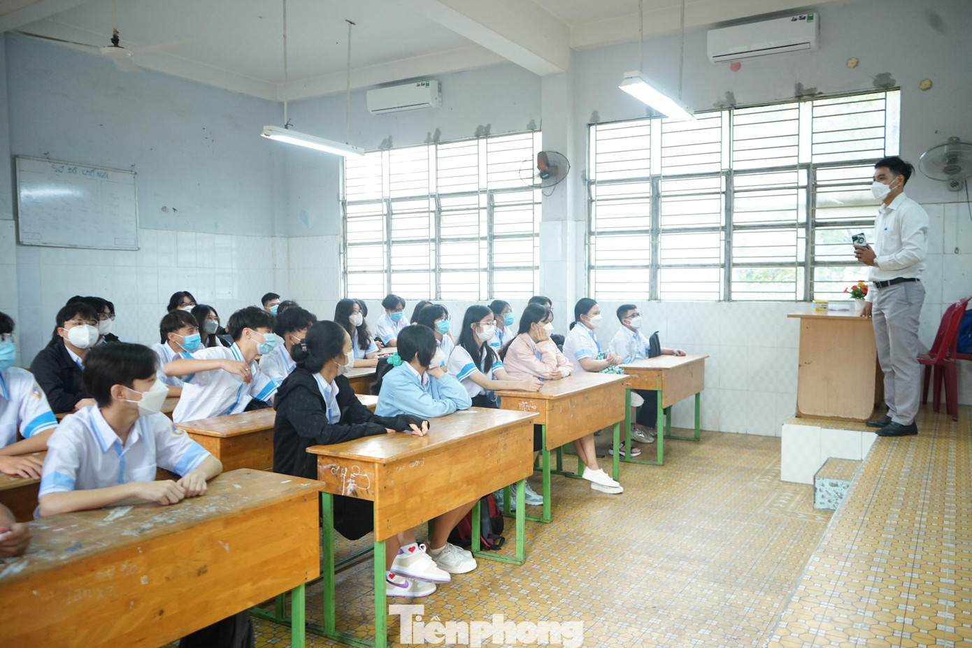 Thầy và trò ở TPHCM trong ngày đầu trở lại trường sáng 4/1