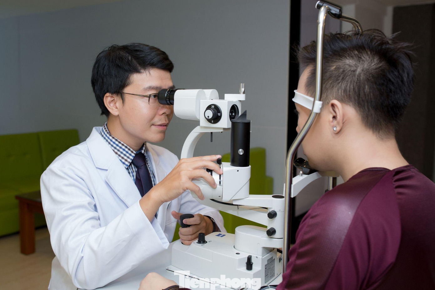 TS.BS Trần Đình Minh Huy hiện là giảng viên Bộ môn Mắt (ĐH Y Dược TP HCM). Huy được chọn là đại sứ khu vực châu Á – Thái Bình Dương của Viện Cận thị thế giới năm 2021 TS.BS Trần Đình Minh Huy hiện là giảng viên Bộ môn Mắt (ĐH Y Dược TP HCM). Huy được chọn là đại sứ khu vực châu Á – Thái Bình Dương của Viện Cận thị thế giới năm 2021