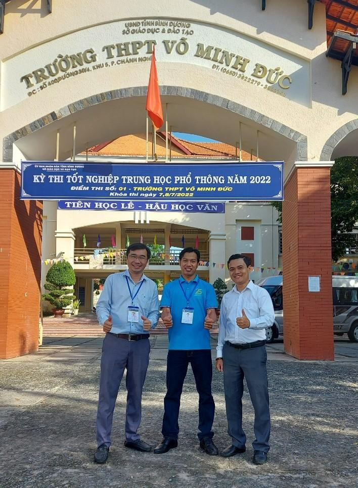 Cán bộ, giảng viên "check- in" tại điểm thi Cán bộ, giảng viên "check- in" tại điểm thi