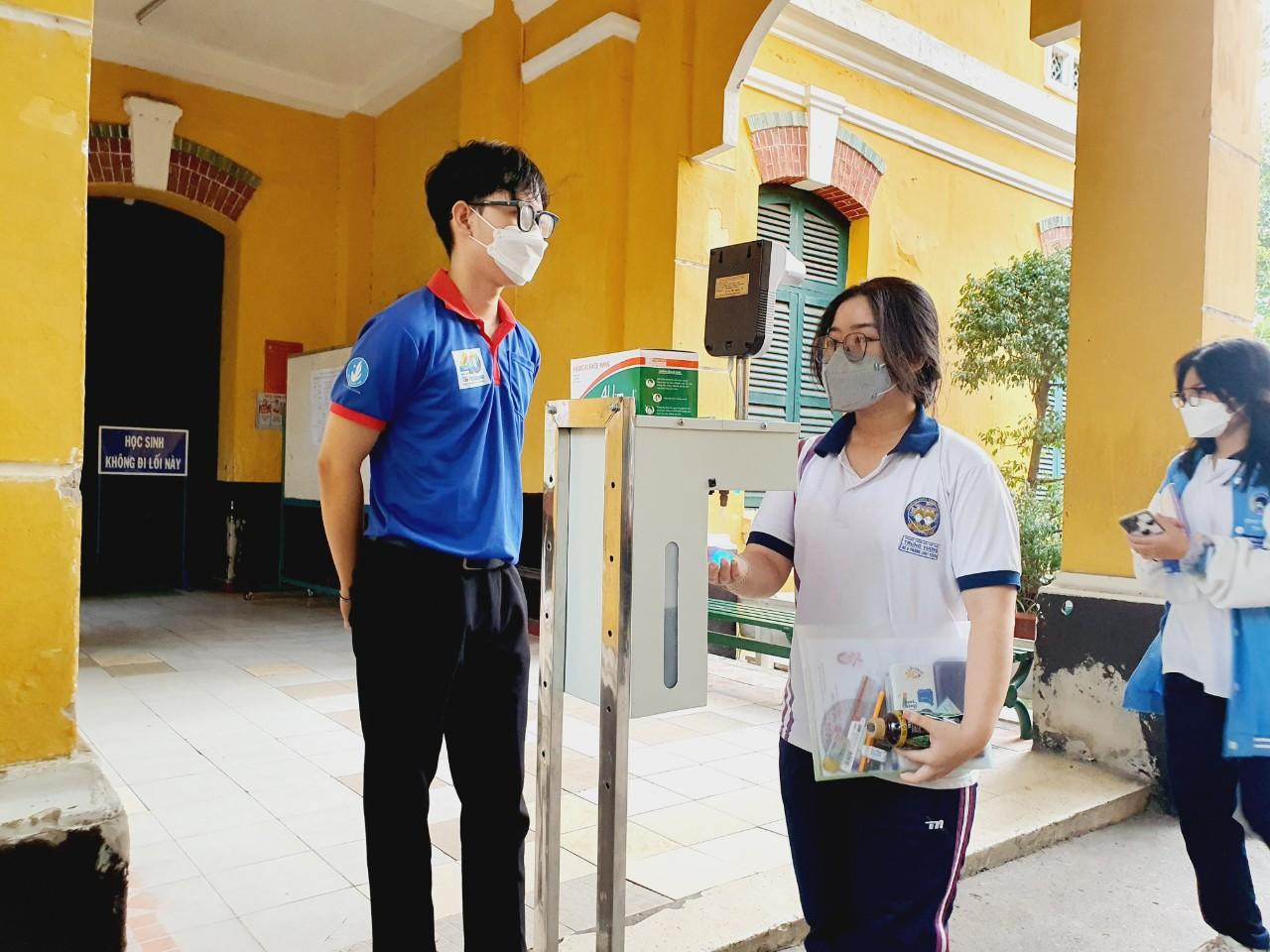 Thí sinh đo thân nhiệt trước khi vào điểm thi Thí sinh đo thân nhiệt trước khi vào điểm thi