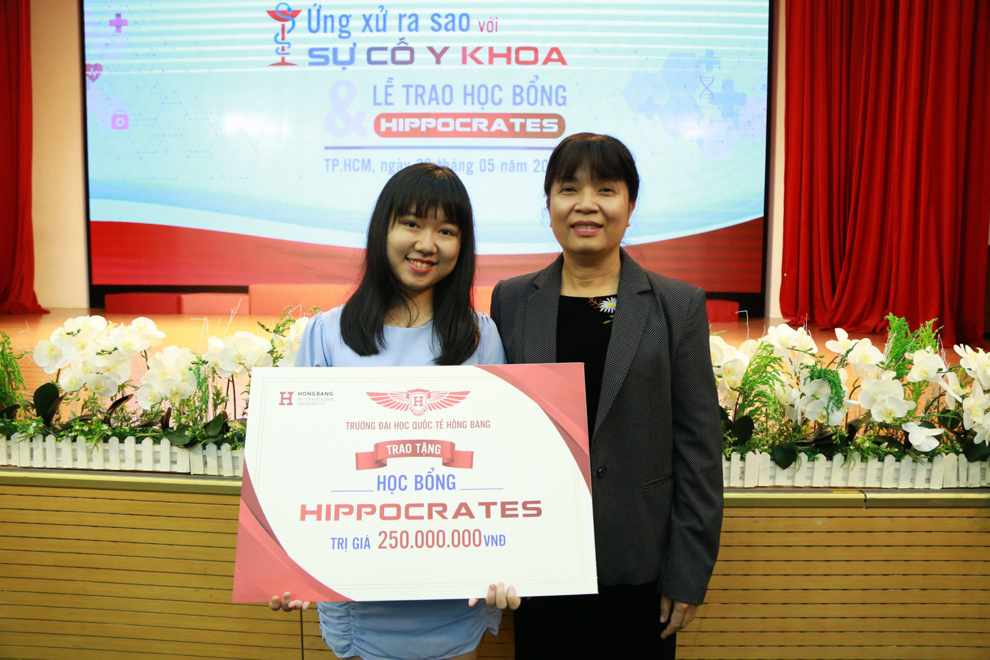 Huỳnh Quách Minh Châu chụp ảnh cùng cô Hiệu trưởng trường THPT Nguyễn Thị Minh Khai