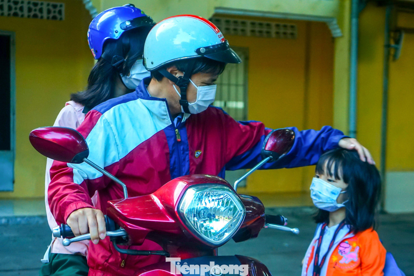 Việc đến trường học với trẻ gặp nhiều khó khăn do số ca F0, F1 tăng Việc đến trường học với trẻ gặp nhiều khó khăn do số ca F0, F1 tăng