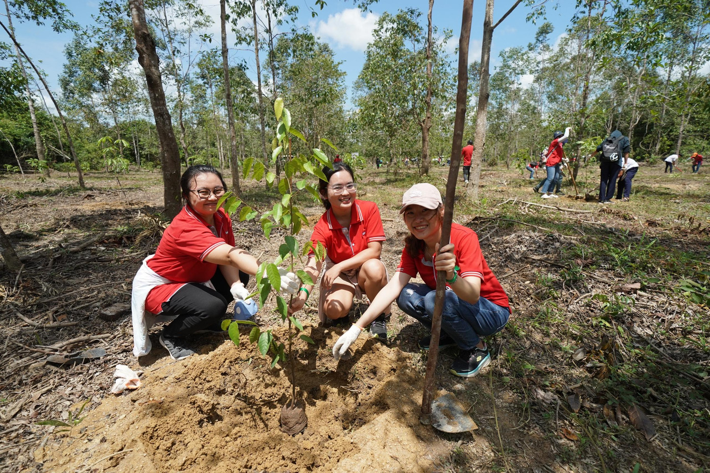 Tình nguyện viên vui mừng khi tham gia chương trình dù ngoài trời nắng to