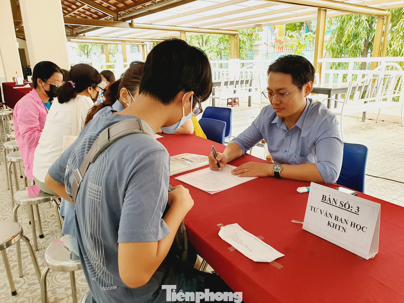 Số học sinh đăng ký ban Khoa học tự nhiên tại Trường THPT Lê Qúy Đôn đang chiếm ưu thế Số học sinh đăng ký ban Khoa học tự nhiên tại Trường THPT Lê Qúy Đôn đang chiếm ưu thế