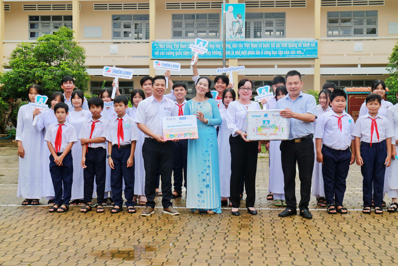 Cô Bá là 1 trong số 68 giáo viên vinh dự được tuyên dương trong chương trình “Chia sẻ cùng thầy cô” do Trung ương Hội LHTN Việt Nam phối hợp với Bộ Giáo dục và Đào tạo và Tập đoàn Thiên Long tổ chức. Trong hình là đoàn công tác của Trung ương Hội LHTN Việt Nam công tác đến giao lưu cùng cô Bá và Trường Tiểu học Lê Quốc Việt ngày 19/10 Cô Bá là 1 trong số 68 giáo viên vinh dự được tuyên dương trong chương trình “Chia sẻ cùng thầy cô” do Trung ương Hội LHTN Việt Nam phối hợp với Bộ Giáo dục và Đào tạo và Tập đoàn Thiên Long tổ chức. Trong hình là đoàn công tác của Trung ương Hội LHTN Việt Nam công tác đến giao lưu cùng cô Bá và Trường Tiểu học Lê Quốc Việt ngày 19/10