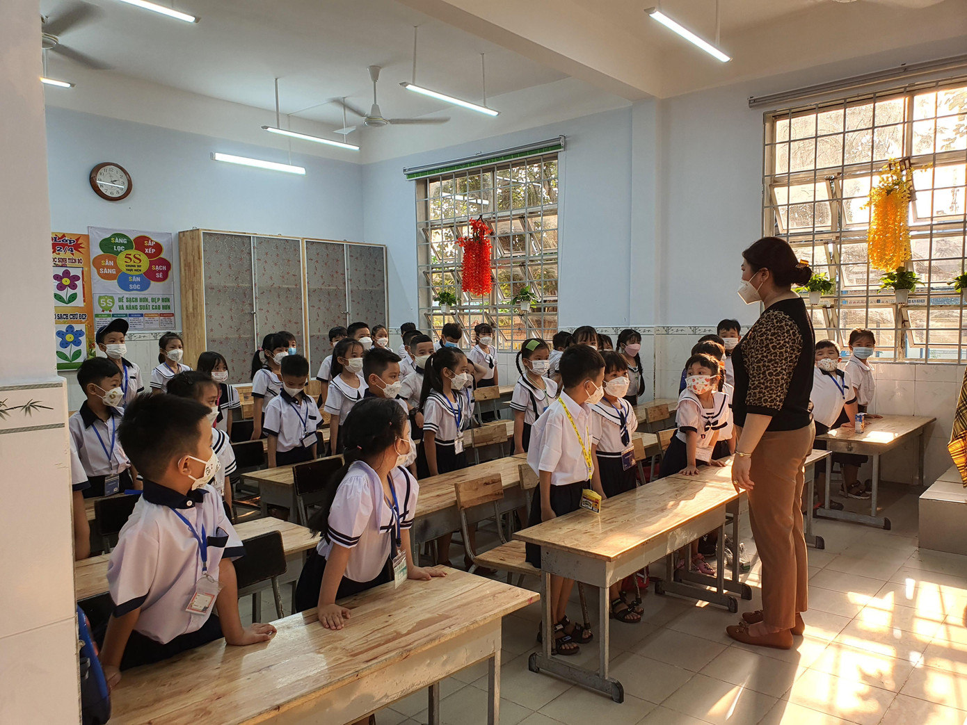 Học sinh lớp 1 tại một trường tiểu học ở TPHCM trong ngày đầu đến trường làm quen lớp Học sinh lớp 1 tại một trường tiểu học ở TPHCM trong ngày đầu đến trường làm quen lớp