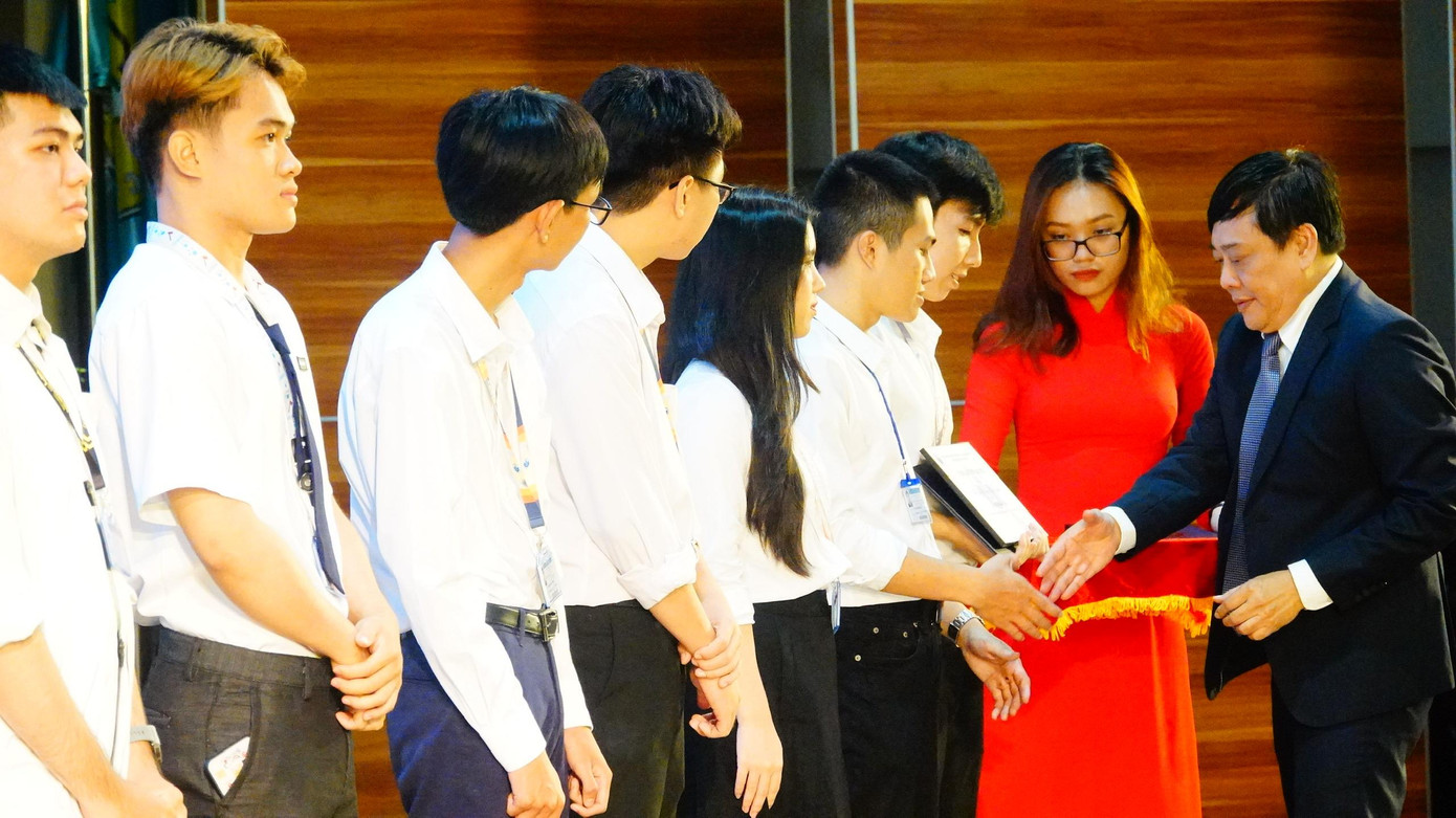 PGS.TS Trần Tiến Khoa, Hiệu trưởng Trường ĐH Quốc tế (ĐH Quốc gia TPHCM) trao học bổng cho sinh viên PGS.TS Trần Tiến Khoa, Hiệu trưởng Trường ĐH Quốc tế (ĐH Quốc gia TPHCM) trao học bổng cho sinh viên