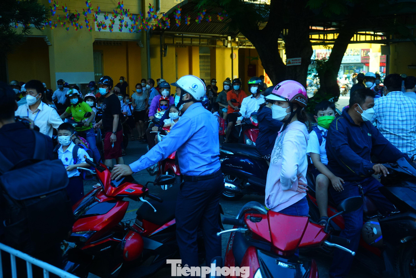 Nhiều phụ huynh đưa con vào trường rồi nhưng vẫn nán lại ở cổng để ngóng nhìn con