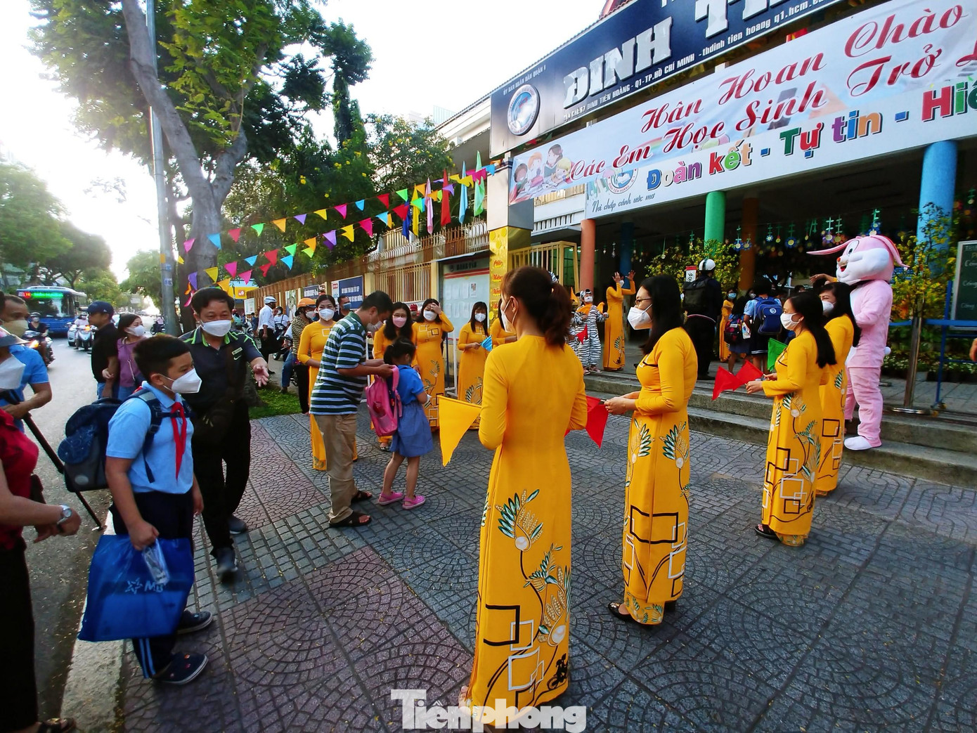 Trường tiểu học Đinh Tiên Hoàng (quận 1) giáo viên mặc áo dài đón học sinh từ cổng