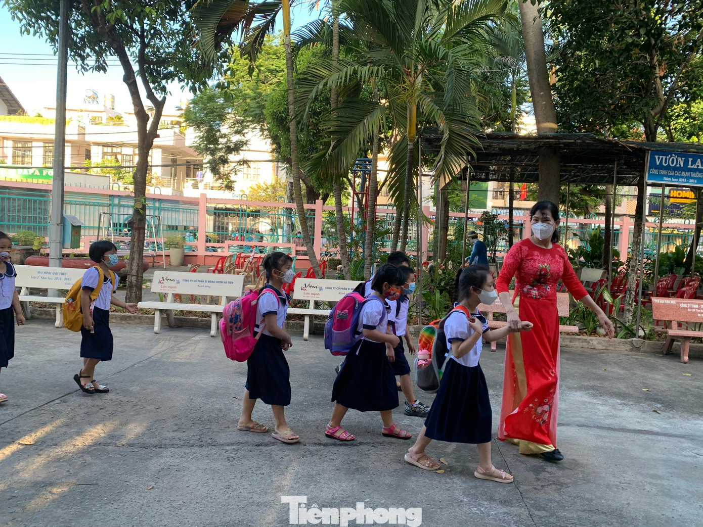 Học sinh được cô giáo dẫn vào lớp