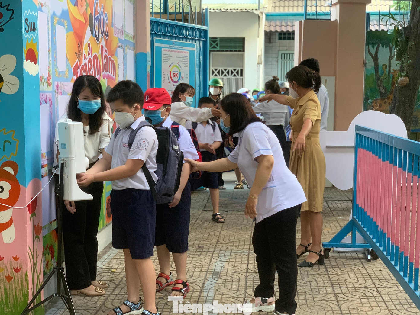 Học sinh được hướng dẫn đo thân nhiệt, rửa tay khi vào trường