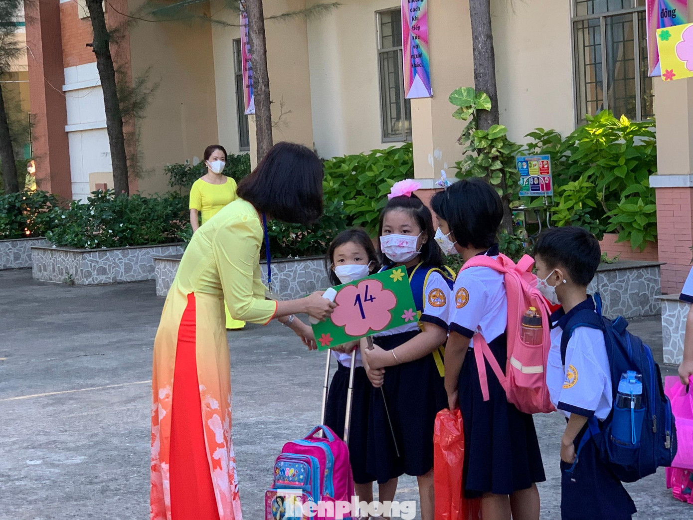 Các em học sinh bỡ ngỡ trong ngày đầu đến trường