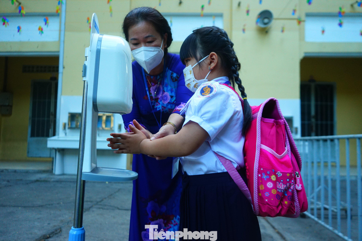 Học sinh lớp 1 ở trường tiểu học Nguyễn Đình Chiểu quận Bình Thạnh ngày đầu đến trường học trực tiếp