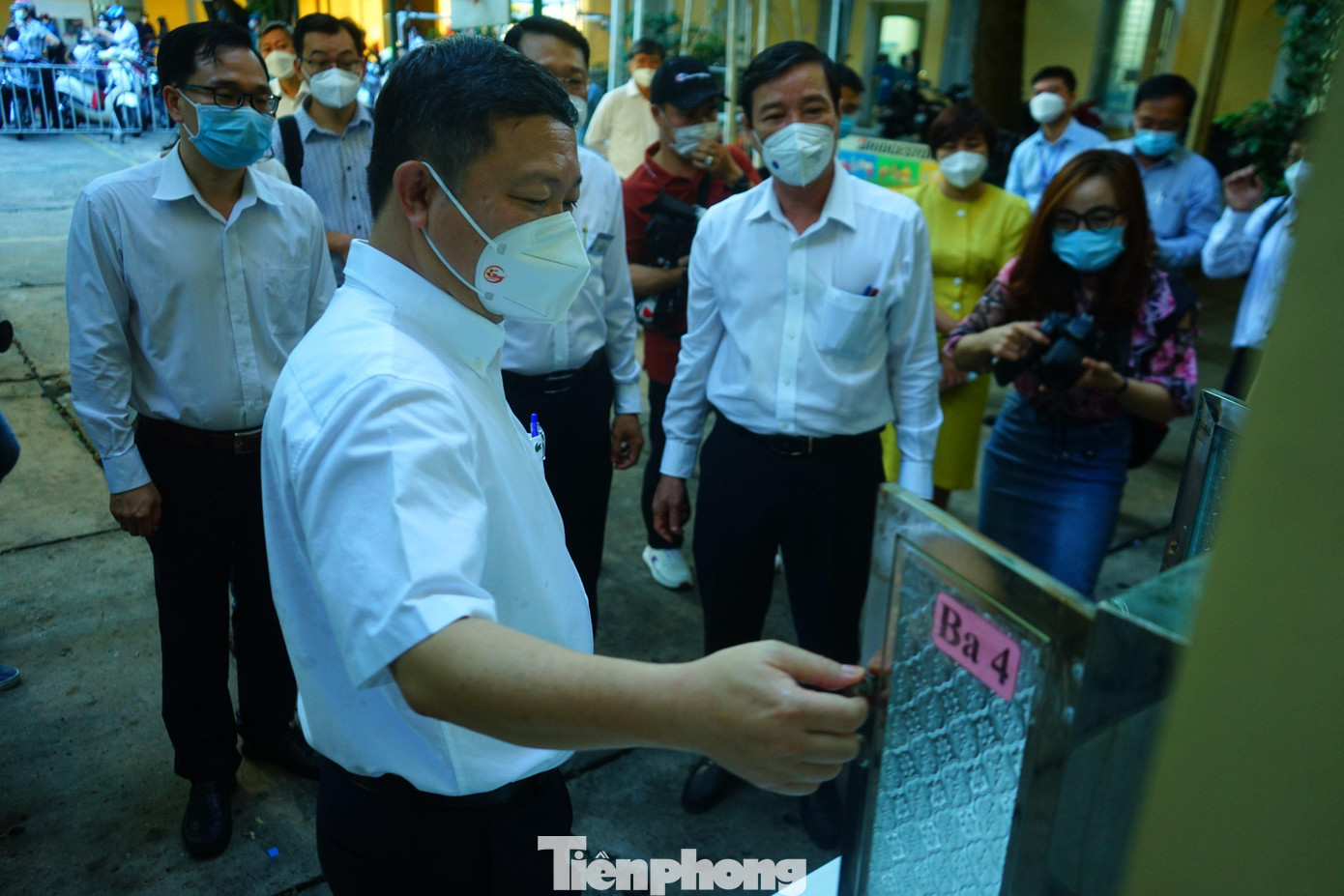 Ông Dương Anh Đức - Phó chủ tịch UBND TPHCM kiểm tra công tác phòng dịch tại trường tiểu học Nguyễn Đình Chiểu.