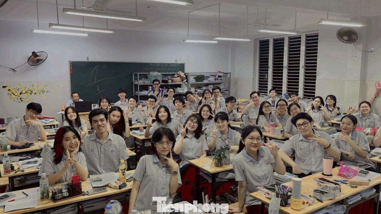 Lớp 12B3 của Trường TH-THCS-THPT Lê Thánh Tông- quận Tân Phú có nhiều thí sinh đạt điểm cao kỳ thi tốt nghiệp THPT 2022 (ảnh: NVCC) Lớp 12B3 của Trường TH-THCS-THPT Lê Thánh Tông- quận Tân Phú có nhiều thí sinh đạt điểm cao kỳ thi tốt nghiệp THPT 2022 (ảnh: NVCC)