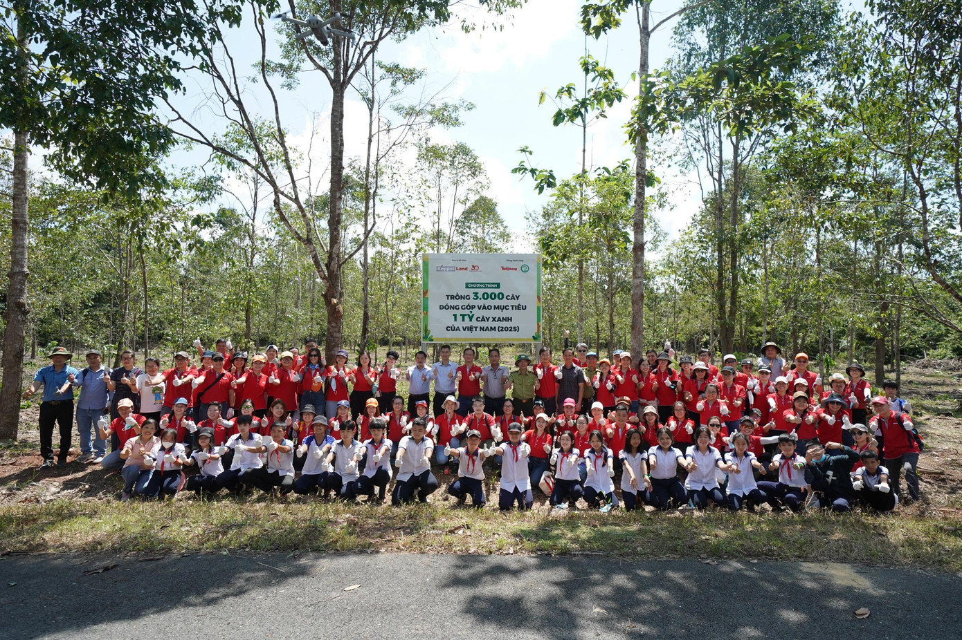 Chương trình thành công tốt đẹp, học sinh và tình nguyện viên có một ngày vui vẻ, ý nghĩa