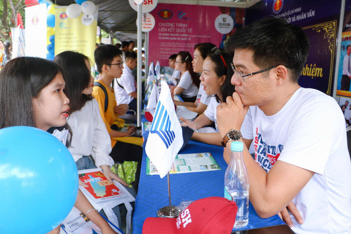 Thạc sĩ Trần Nam – Trưởng phòng Truyền thông và Quan hệ doanh nghiệp Trường ĐH Khoa học Xã hội và Nhân văn- ĐHQG TPHCM tư vấn ngành nghề cho thí sinh Thạc sĩ Trần Nam – Trưởng phòng Truyền thông và Quan hệ doanh nghiệp Trường ĐH Khoa học Xã hội và Nhân văn- ĐHQG TPHCM tư vấn ngành nghề cho thí sinh