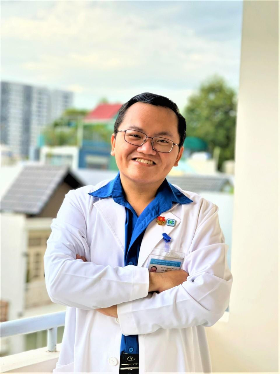 Bác sĩ Hà Hiếu Trung - Phó Bí thư, Chủ nhiệm UBKT Đoàn Sở Y tế; Bí thư Đoàn Bệnh viện Ung bướu TPHCM. Bác sĩ Trung là Công dân trẻ tiêu biểu TPHCM năm 2021, từng là Phó Giám đốc Bệnh viện Dã chiến thu dung điều trị COVID-19 số 14