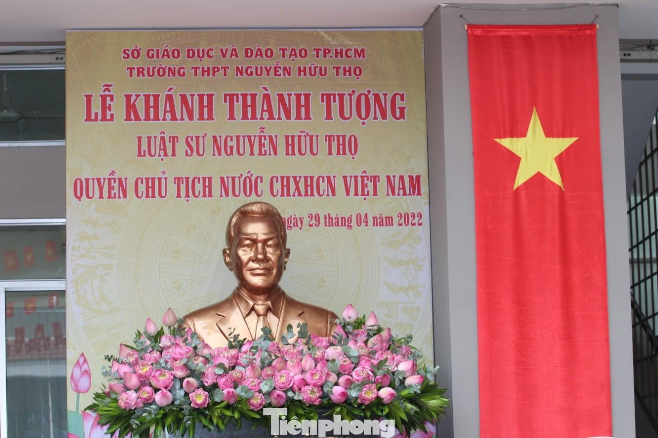 Bức tượng của cố luật sư Nguyễn Hữu Thọ đặt tại trường THPT Nguyễn Hữu Thọ Bức tượng của cố luật sư Nguyễn Hữu Thọ đặt tại trường THPT Nguyễn Hữu Thọ