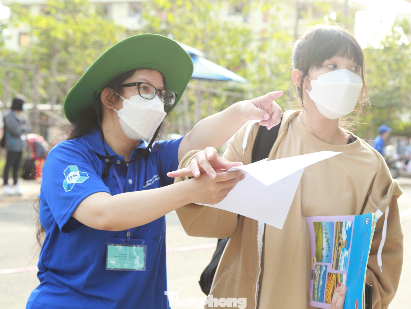 Tình nguyện viên hướng dẫn thí sinh Tình nguyện viên hướng dẫn thí sinh