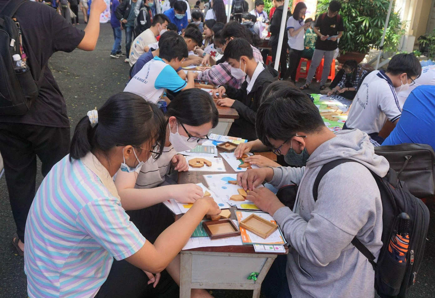 Các em học sinh tham gia trải nghiệm tại Ngày hội Toán học mở