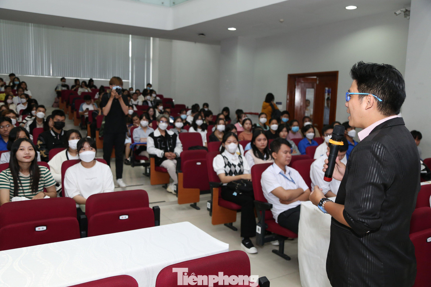 TS Quang cho rằng, khi đi làm thực tế bên ngoài, sinh viên cần đáp ứng cả 2 yếu tố là kỹ năng thực tiễn và kiến thức tích lũy TS Quang cho rằng, khi đi làm thực tế bên ngoài, sinh viên cần đáp ứng cả 2 yếu tố là kỹ năng thực tiễn và kiến thức tích lũy