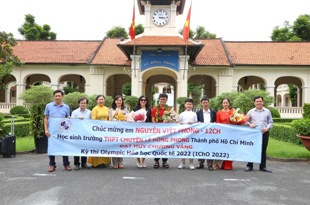 Nam sinh Nguyễn Việt Phong được trường THPT chuyên Lê Hồng Phong và gia đình đón mừng sau khi xuất sắc giành huy chương vàng Hóa học quốc tế Nam sinh Nguyễn Việt Phong được trường THPT chuyên Lê Hồng Phong và gia đình đón mừng sau khi xuất sắc giành huy chương vàng Hóa học quốc tế