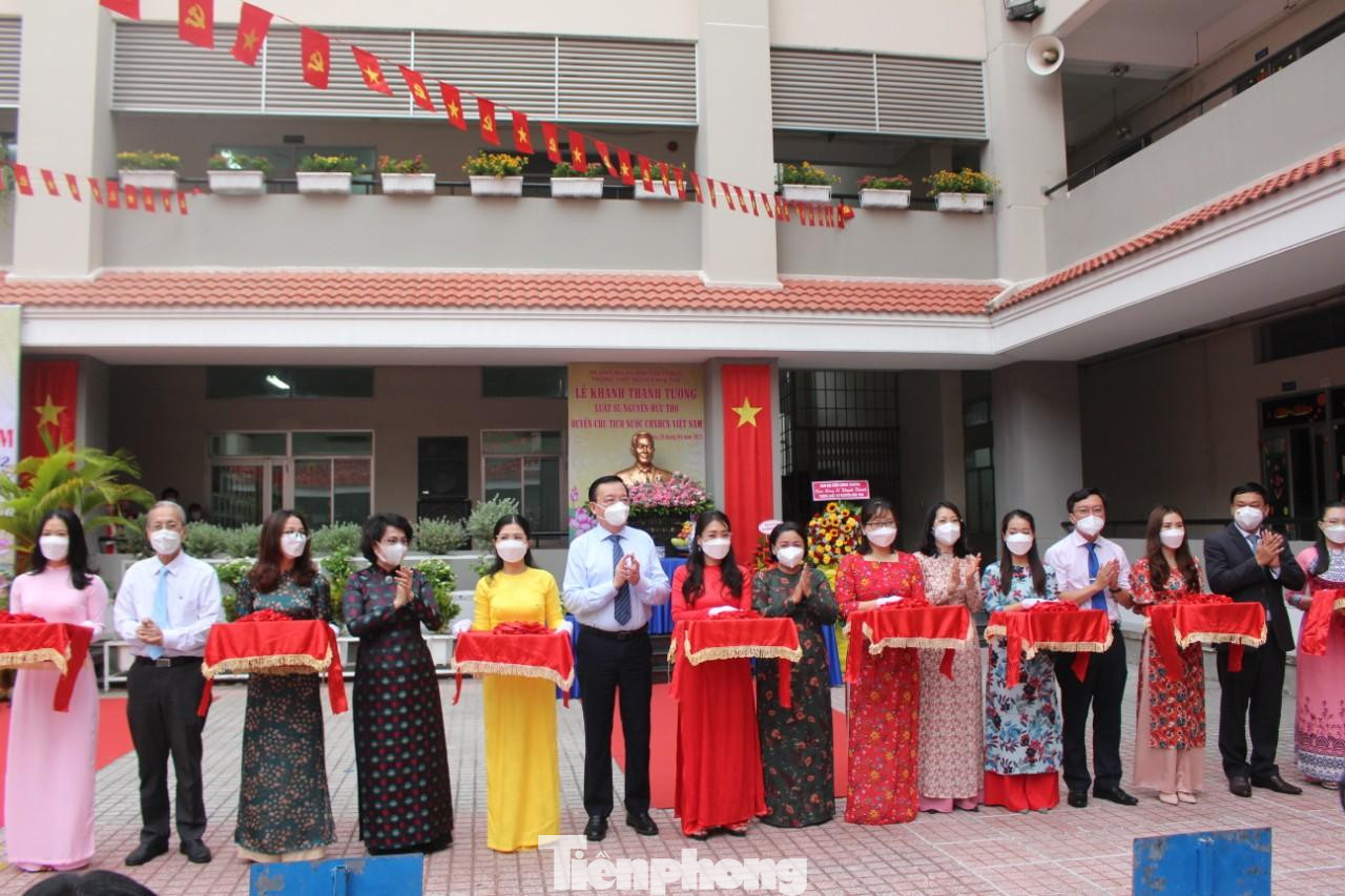 Các đại biểu cắt băng khánh thành tượng Luật sư Nguyễn Hữu Thọ Các đại biểu cắt băng khánh thành tượng Luật sư Nguyễn Hữu Thọ