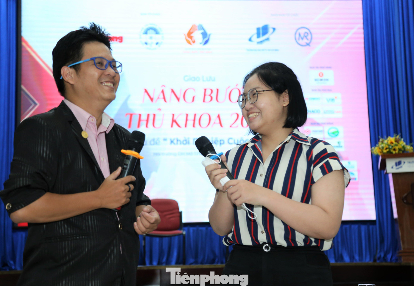 TS Nguyễn Vinh Quang, Founder Tổ chức hướng nghiệp quốc tế Mr. Q giao lưu với sinh viên TS Nguyễn Vinh Quang, Founder Tổ chức hướng nghiệp quốc tế Mr. Q giao lưu với sinh viên