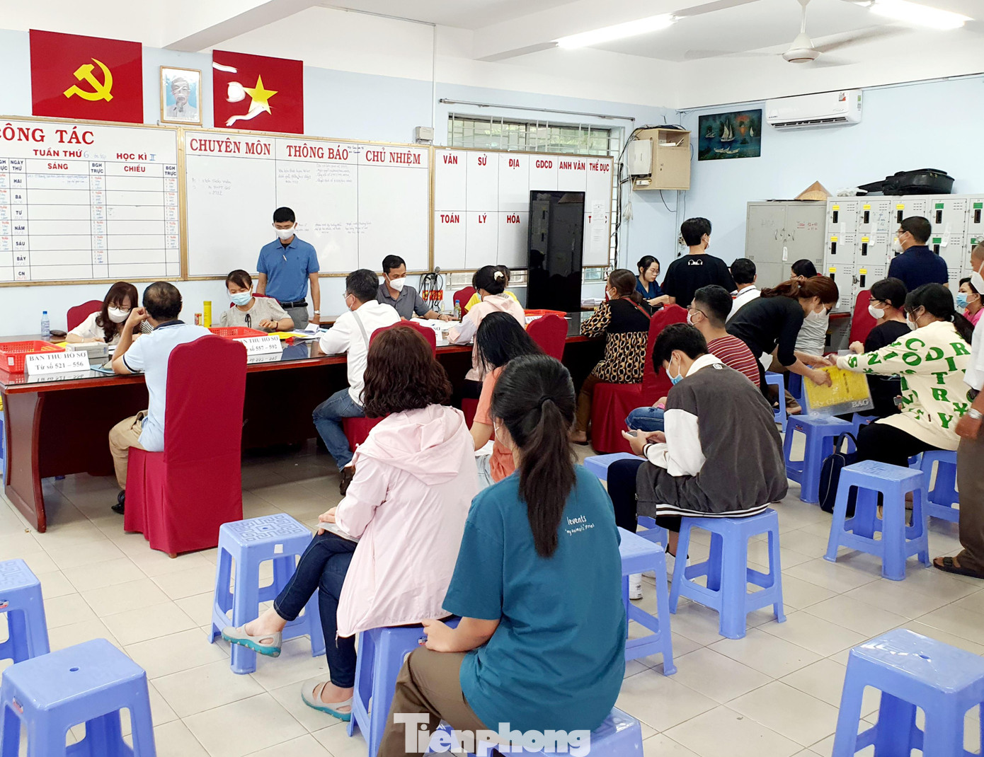 Phụ huynh, học sinh nộp hồ sơ nhập học tại Trường THPT Phú Nhuận ngày 15/7 Phụ huynh, học sinh nộp hồ sơ nhập học tại Trường THPT Phú Nhuận ngày 15/7