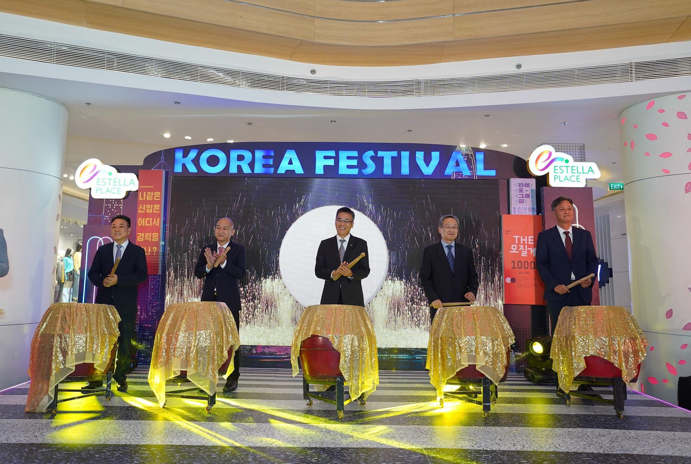 Ban tổ chức, khách mời đánh trống khai mạc Lễ hội Hàn Quốc