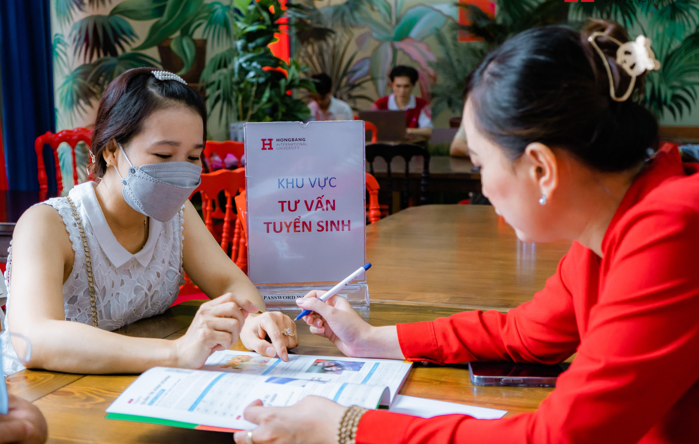 Thí sinh, phụ huynh được nhân viên tư vấn tuyển sinh về ngành học tại TPHCM Thí sinh, phụ huynh được nhân viên tư vấn tuyển sinh về ngành học tại TPHCM