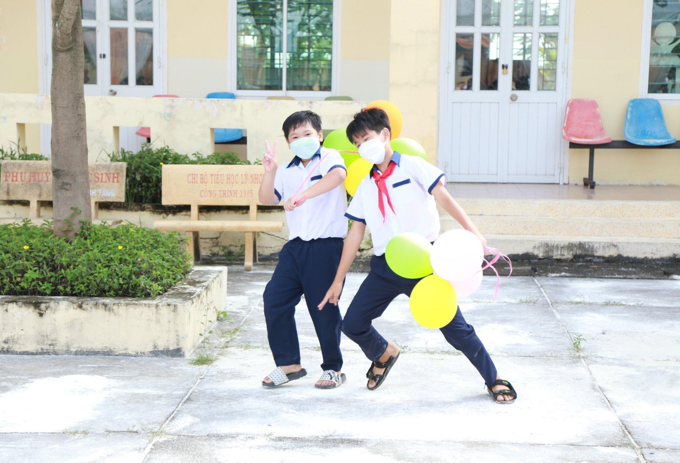 Trong ảnh, các em học sinh ở Trường Tiểu học Lý Nhơn, huyện Nhà Bè hồ hởi vui chơi trước khi bước vào lễ khai giảng.