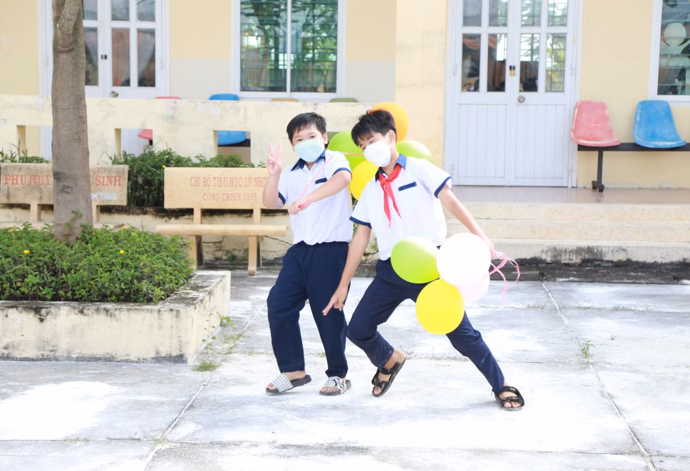 Trong ảnh, các em học sinh ở Trường Tiểu học Lý Nhơn, huyện Nhà Bè hồ hởi vui chơi trước khi bước vào lễ khai giảng.