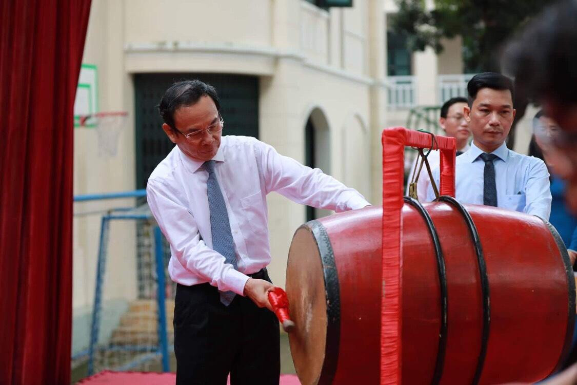 Năm nay, lãnh đạo TPHCM phân công tham dự lễ khai giảng ở nhiều trường khác nhau nhằm động viên tinh thần các thầy cô và học sinh. Trong ảnh, Bí thư Thành ủy TPHCM Nguyễn Văn Nên đánh trống khai trường tại trường THPT Lê Quý Đôn, quận 3 (ảnh: V.H)