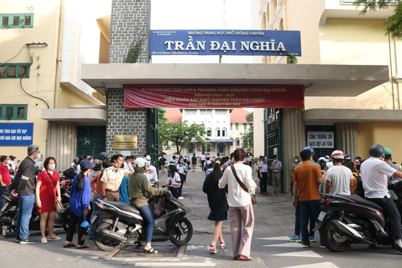 Trường THPT Chuyên Trần Đại Nghĩa sáng nay 25/6 có đông phụ huynh đưa con tham dự kỳ khảo sát bằng tiếng Anh vào trường