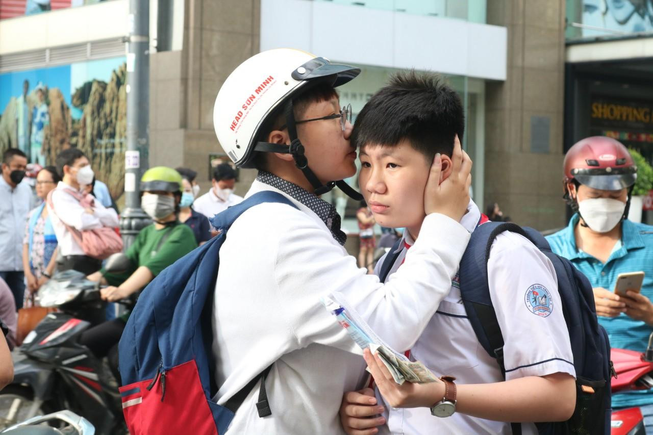 Người thân động viên học sinh trước khi vào điểm thi