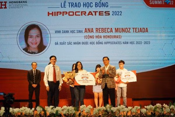 TTND.PGS. TS Lương Ngọc Khuê - Cục trưởng Cục Quản lý Khám chữa bệnh (Bộ Y tế) cùng GS.TS.BS Phạm Văn Lình, Hiệu trưởng HIU trao học bổng cho Ana Rebeca Munoz Tejada đến từ Cộng hòa Honduras